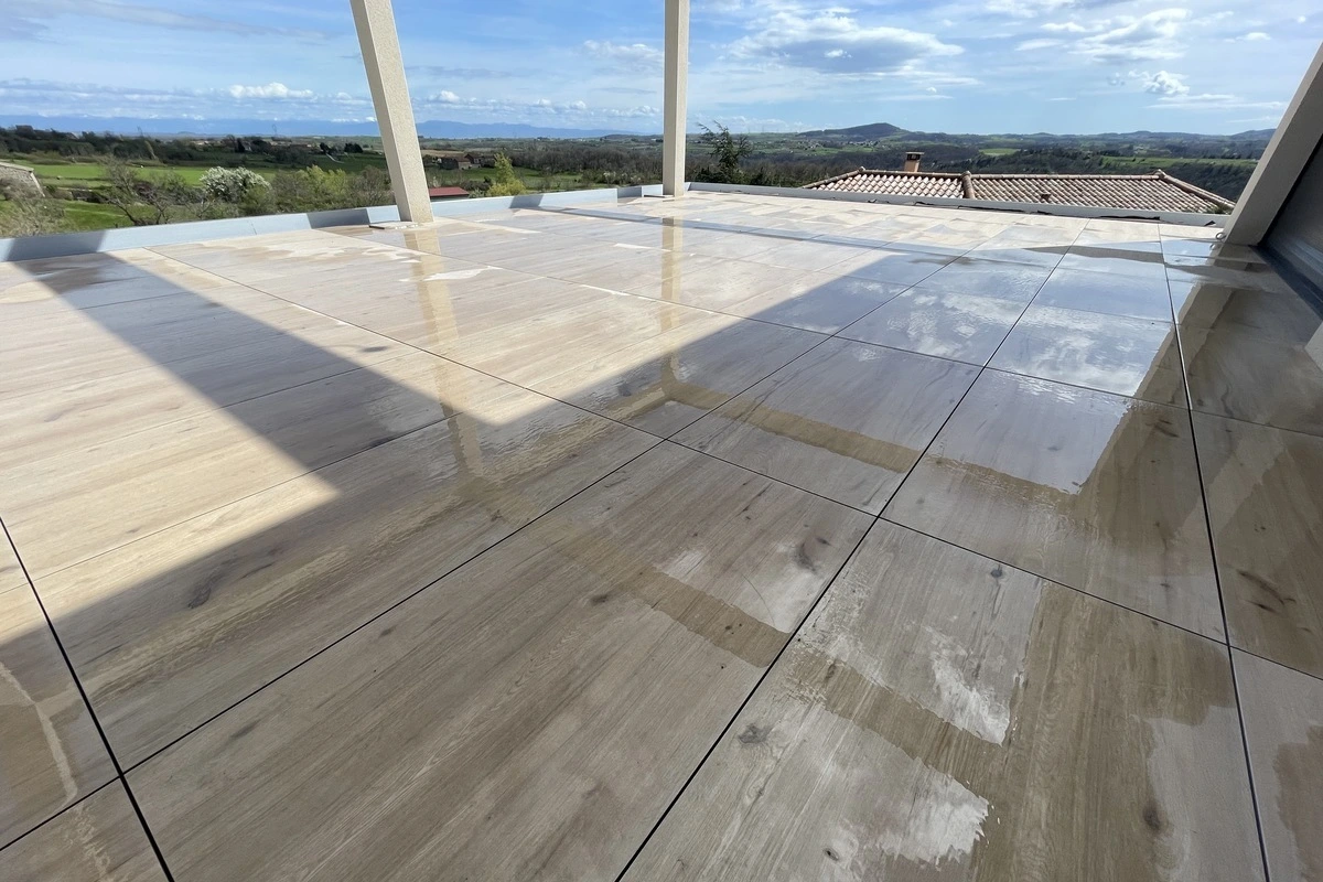 Terrasse dallée avec vue panoramique, illustrant le travail d'un paysagiste expert en dallage et aménagement extérieur.